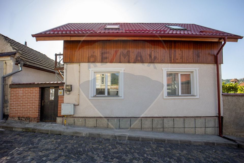 Casă cu 3 camere de vânzare în zona Schei