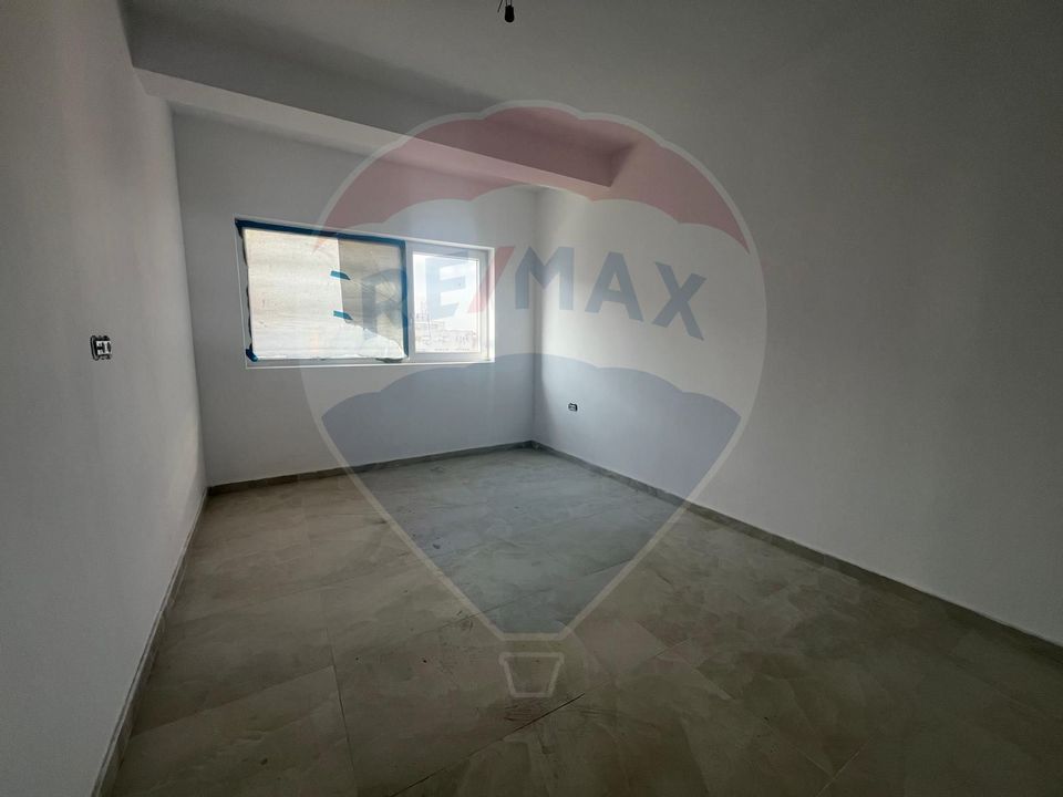 Apartament cu 3 camere de vânzare în zona Micalaca