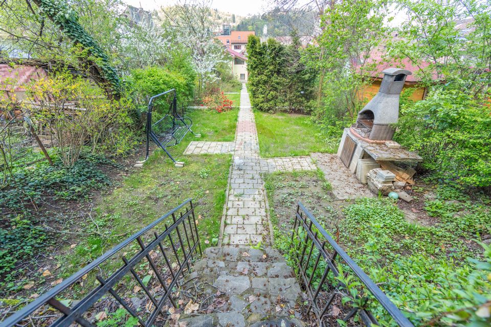 Property Located under Tâmpa composed of 2 Houses and Garden,