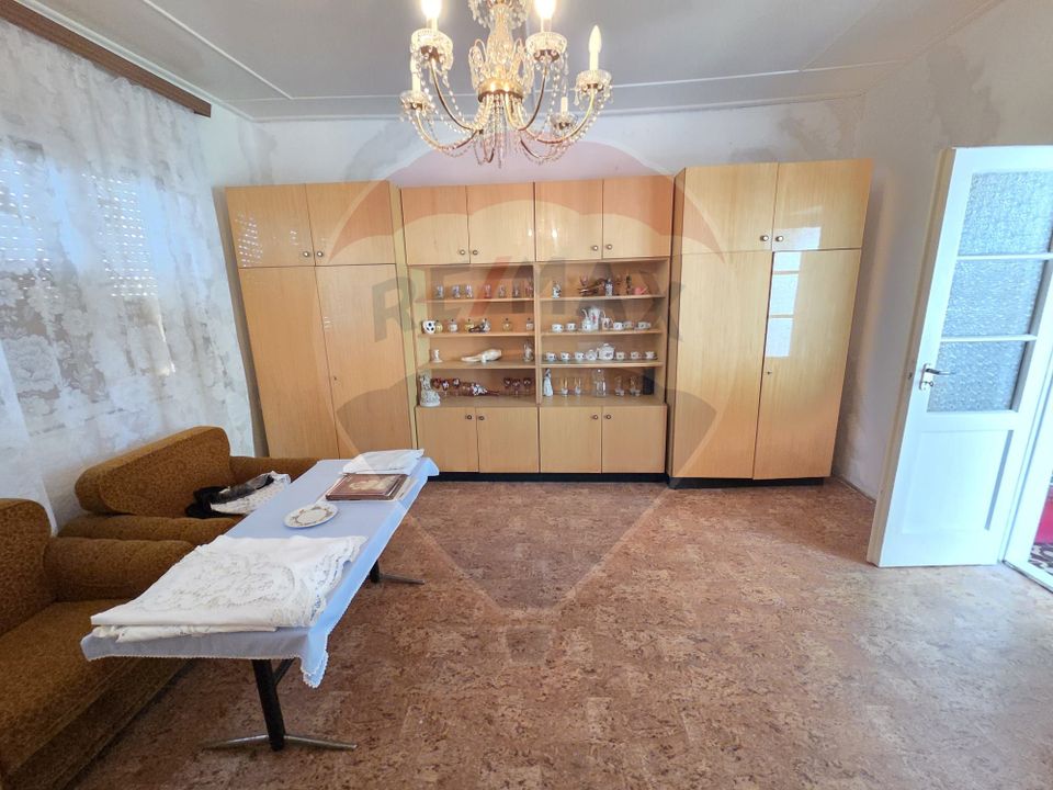 Casă cu gradina si solarii de legume