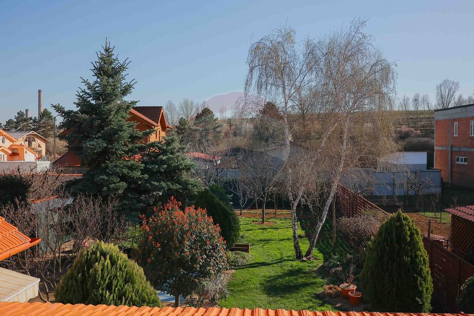 Casă cu 5 camere de vânzare în zona Episcopia Bihorului