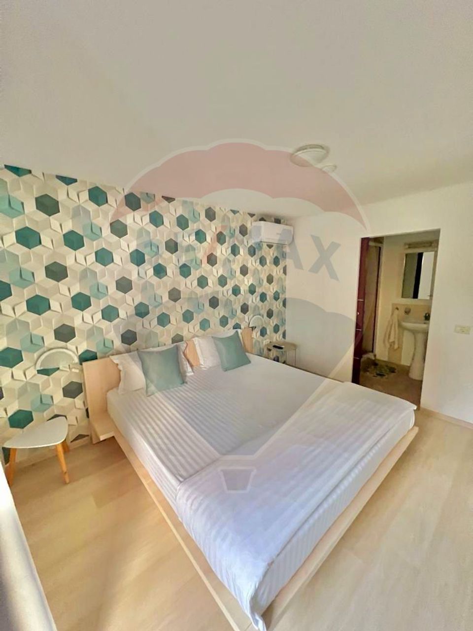 Pensiune de vanzare 20 de camere Mamaia Nord  200 m de plaja