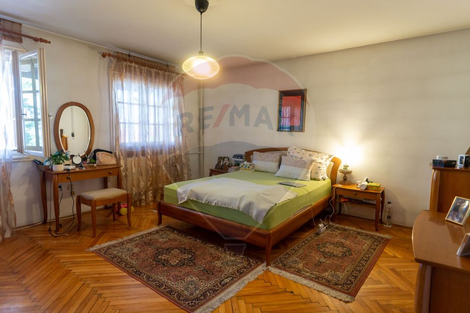 Casă / Vilă cu 10 camere si teren generos, Sos. Salaj