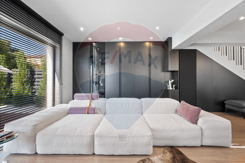 Bright, furnished and equipped villa Corbeanca / pool complex