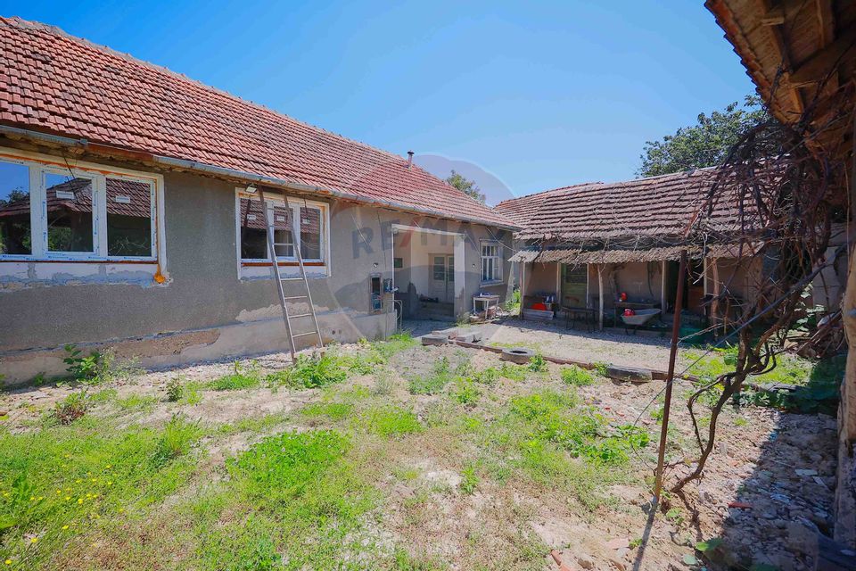 Casă  cu 3 camere și teren 4,342 mp de vânzare în Valea Mare de Codru