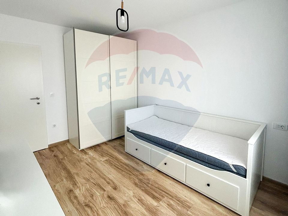 Apartament cu 3 camere de vânzare în zona Tractorul