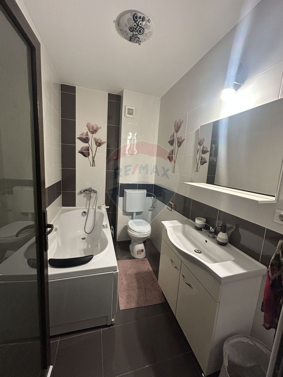 Apartament 3 camere de închiriat bloc nou lift în zona ultra Central