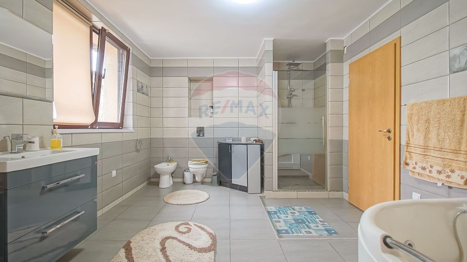 Vilă cu Teren Generos - Tractorul, Potrivită pentru Locuit sau Afacere