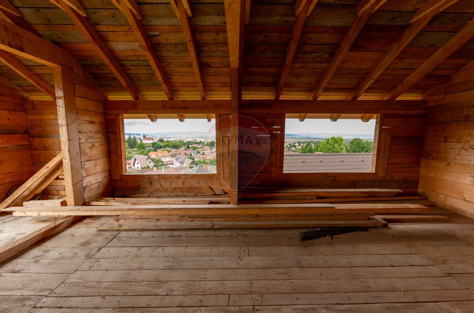 Duplex spațios – oportunitate pentru dezvoltatori sau două familii