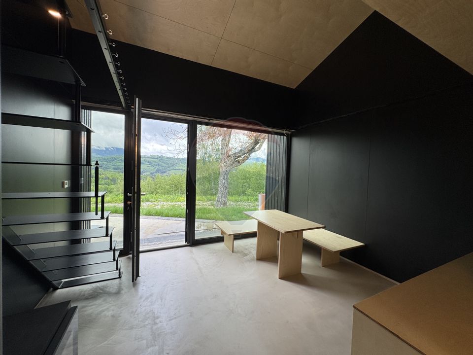 Doua case la munte, cu vedere superba, localizate in Poiana Marului