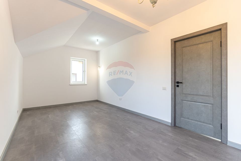 CASE NOI ÎN ARHITECTURĂ ALPINO-MODERNĂ CU ALEE PRIVATA | CRISTIAN