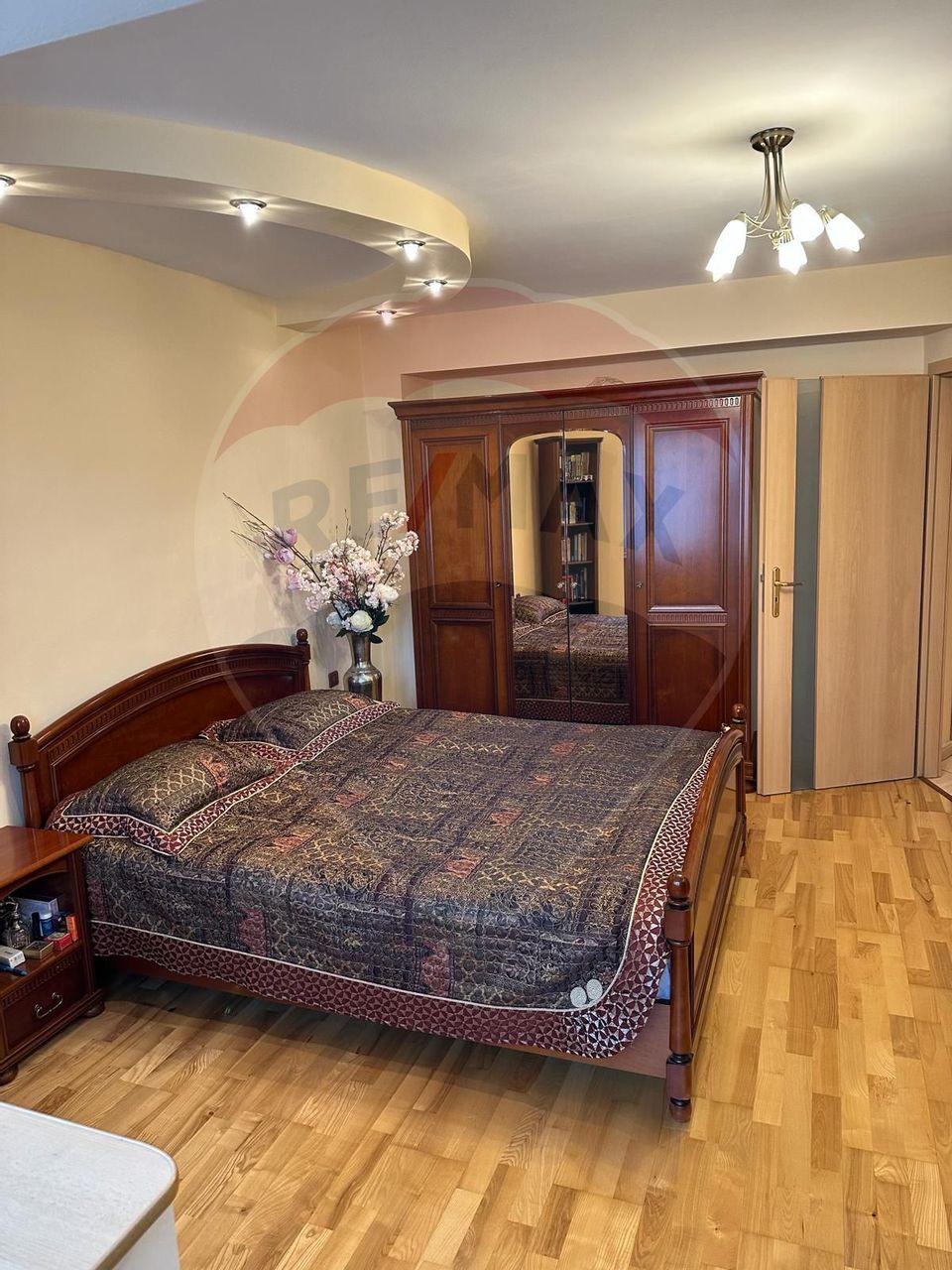 DE INCHIRIAT Apartament cu 4 camere în zona Scriitorilor