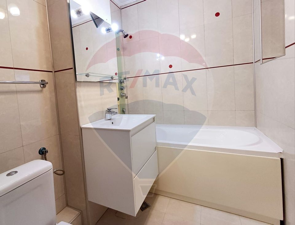 Apartament cu 4 camere de închiriat în zona Strand