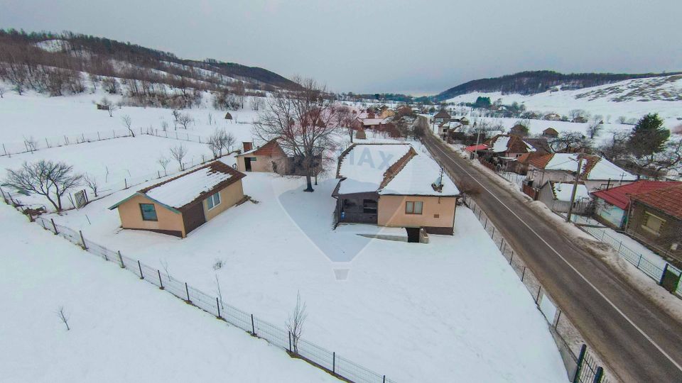 Casă cu 4 camere din cărămidă, de vânzare în zona Bratca-Damiș
