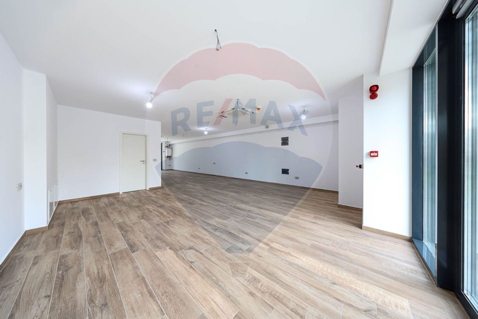 Spațiu comercial de închiriat, cu terasa, în zona Ultracentral!