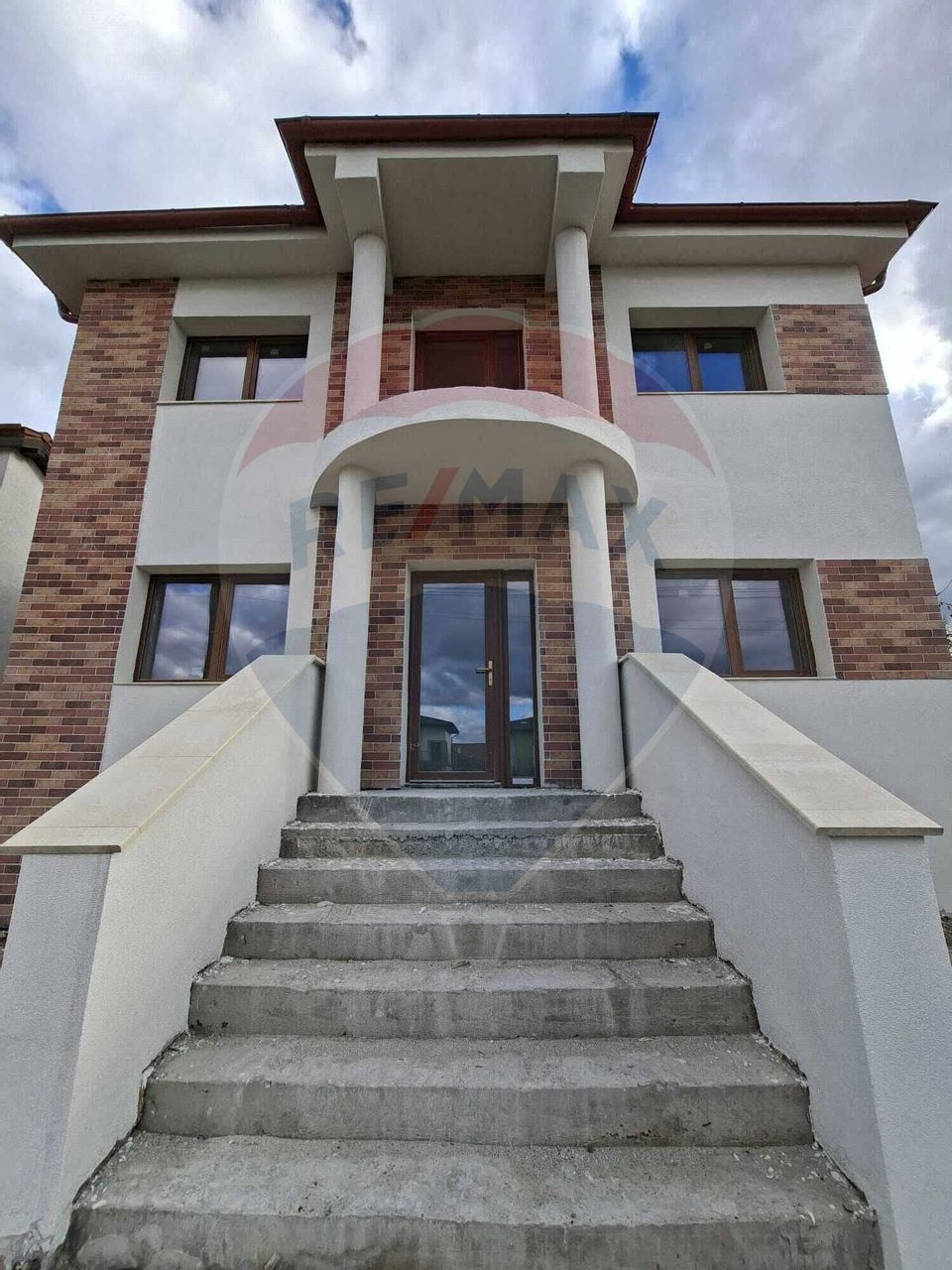 COMISION 0% Casă cu 4 camere de vânzare în Dezmir, 700 mp de teren