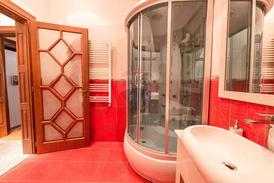 Property Located under Tâmpa composed of 2 Houses and Garden,