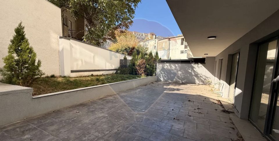 Vanzare Apartament 4 cu camere cu curte / loc parcare/ ultracentral