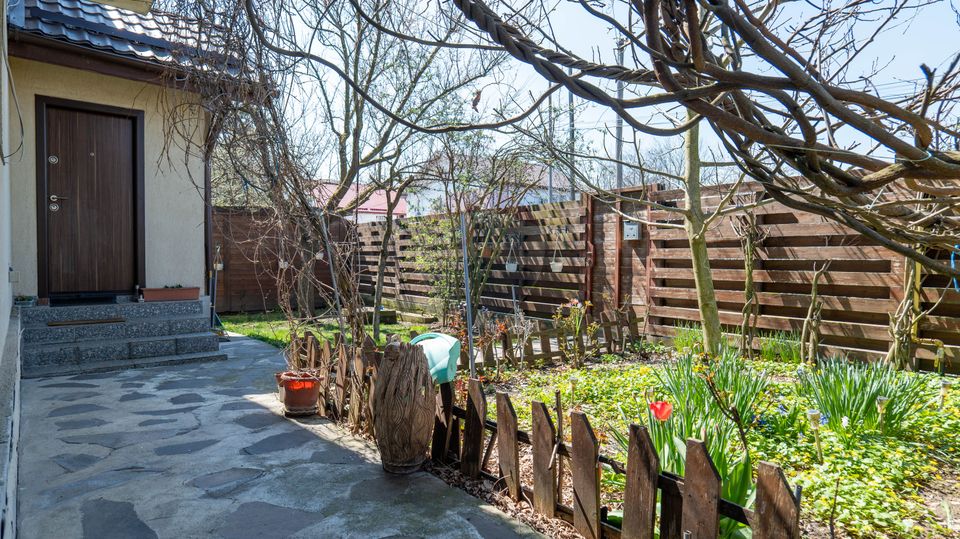 Vanzare vilă Bacu P+1+Pod, livadă, acces rapid A0/A1/Centură