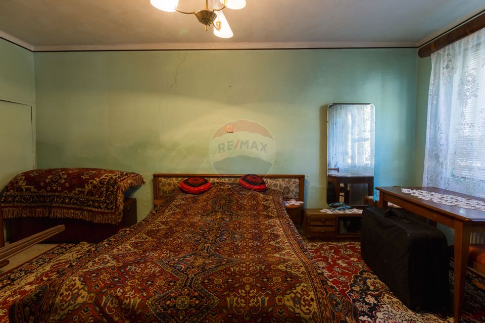 Doua Case de vanzare cu 5 camere + 3 camere,  stradal in Bran!