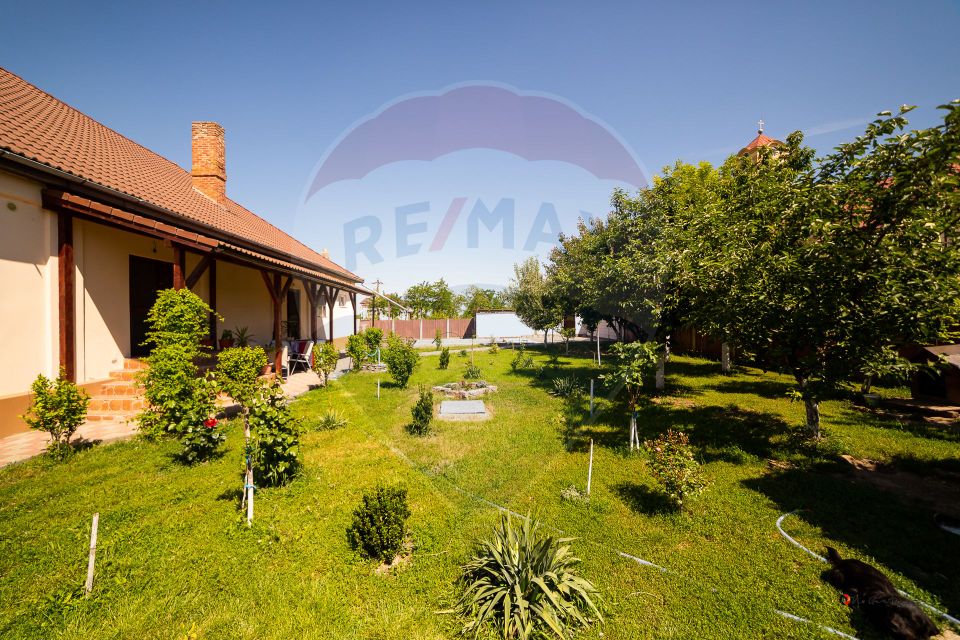 Casă cu 3 apartamente, piscină și 1000 mp teren, vânzare/schimb Turnu