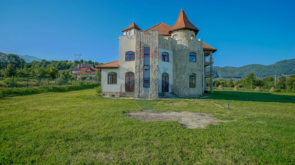 Building with medieval architecture, with multiple destinations