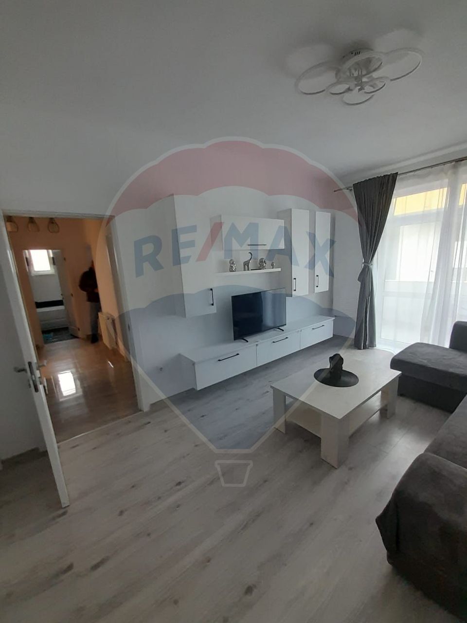 Apartament cu 3 camere de închiriat în zona Vest