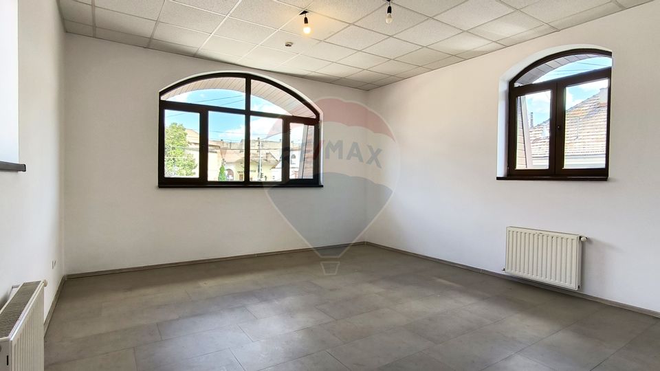 190sq.m Commercial Space for rent, Central area