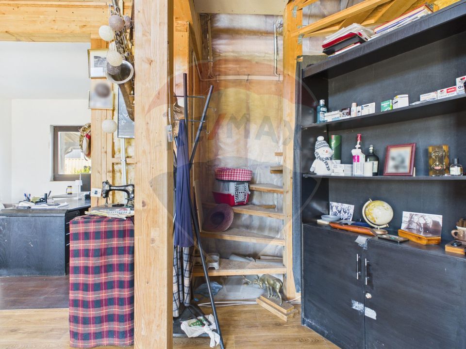 Vila Impunatoare multi-generationala cu Turnulet si Arhitectura Unica