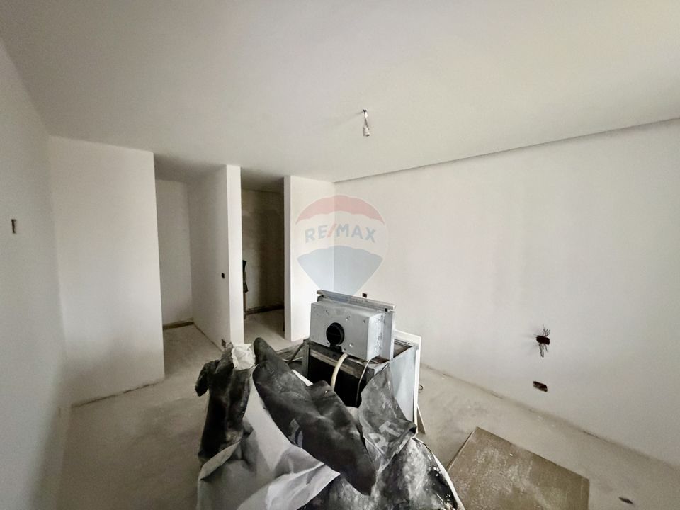 Casă cu 4 camere de vânzare