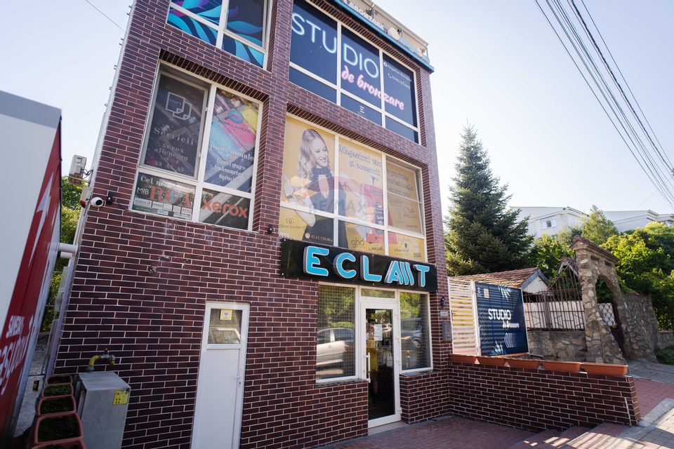 CLADIRE COMERCIALA CU SPATII OPEN SPACE