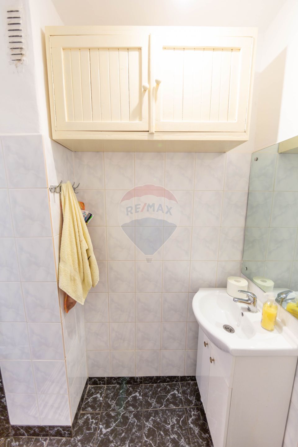 Apartament spațios de vânzare cu 4 camere, 2 băi și beci, Răcădău