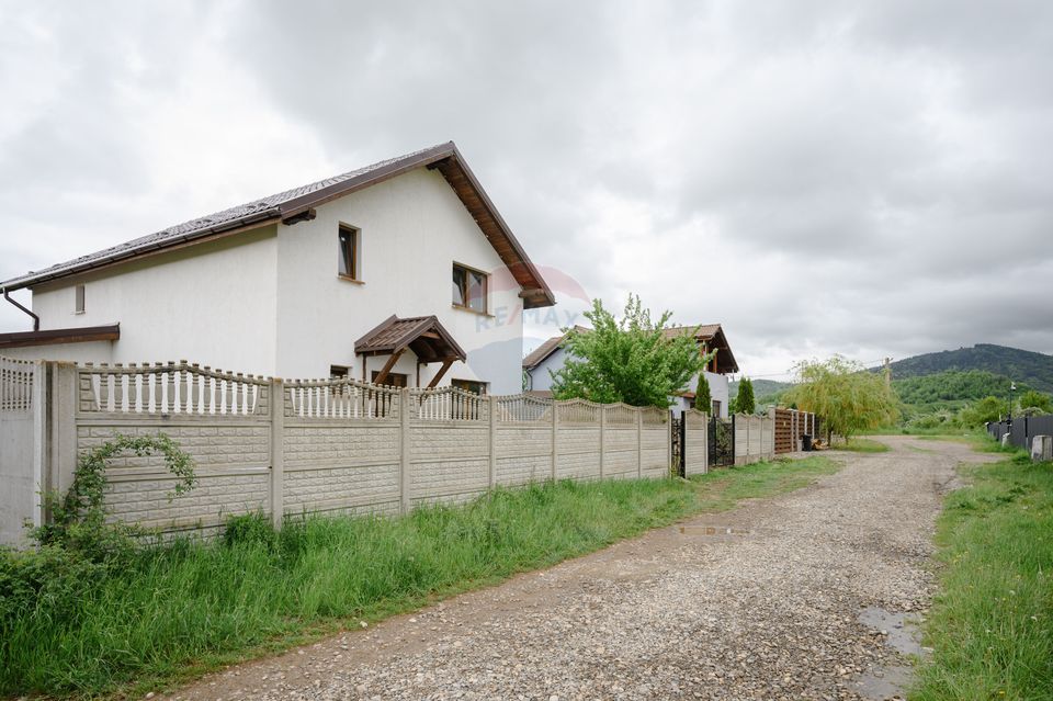 Rezervata! Casă individuală și luminoasă cu 4 camere în Tărlungeni