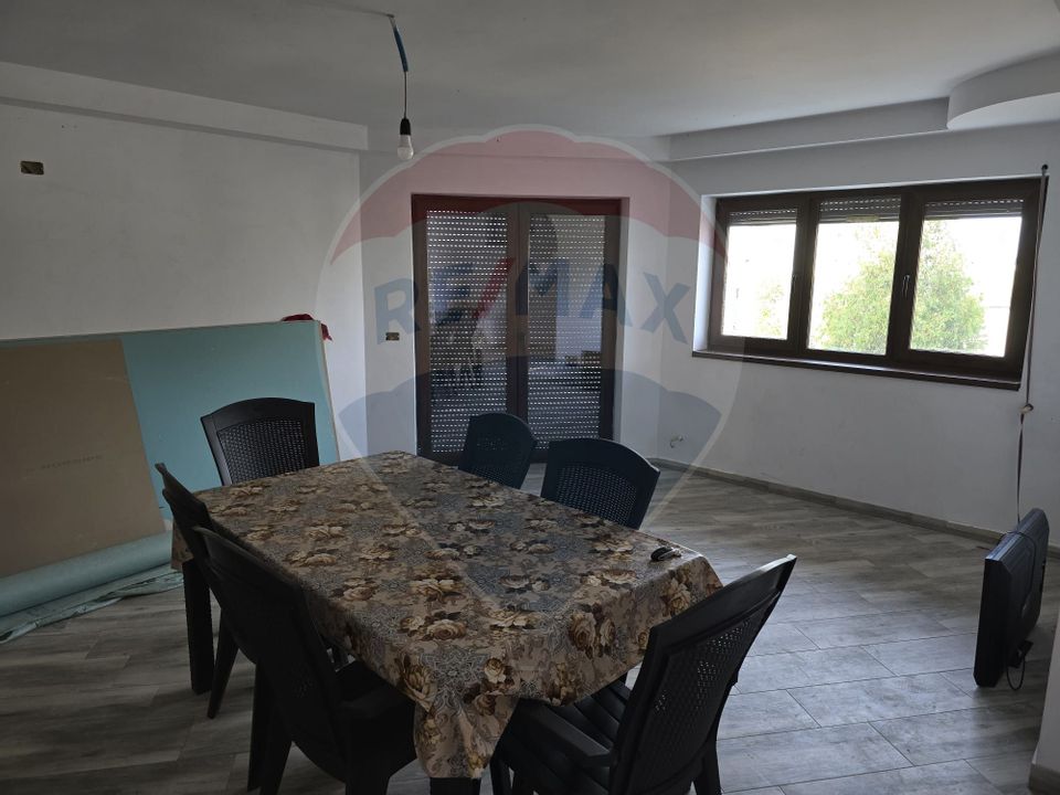 Casă / Vilă cu 4 camere de vânzare în zona Periferie