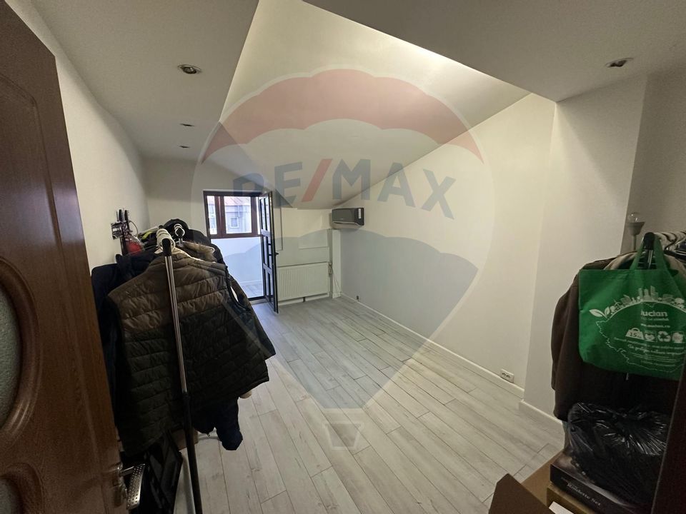 Apartament cu 4 camere de vânzare în zona Rovine