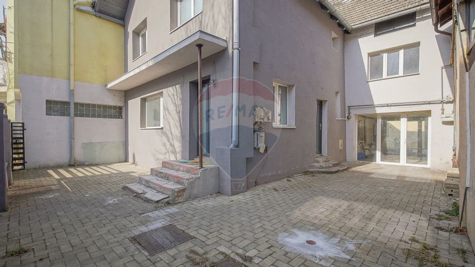 Versatile property in Brasov – Ideal for home or business!
