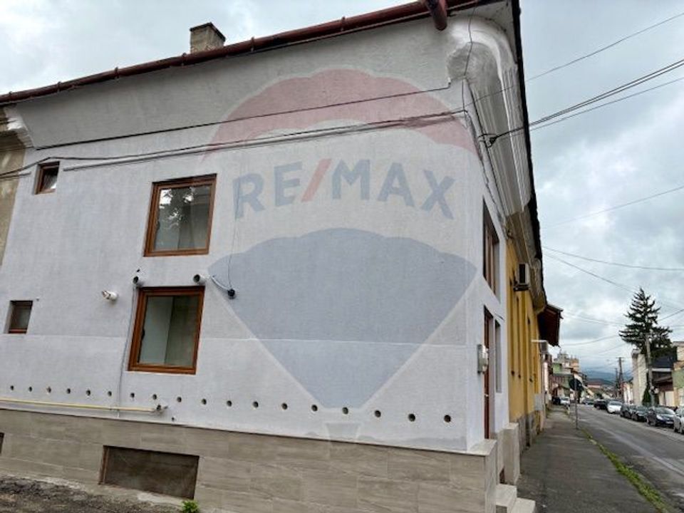 Apartament cu 4 camere de vânzare în zona Ultracentral