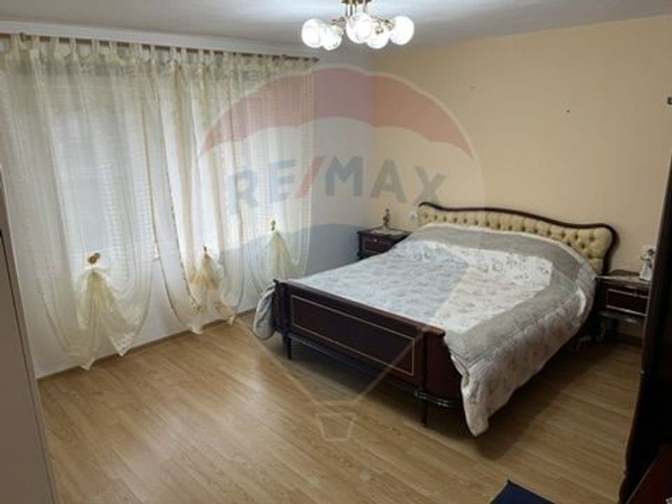 Casă  cu 8 camere de vânzare în zona de deal