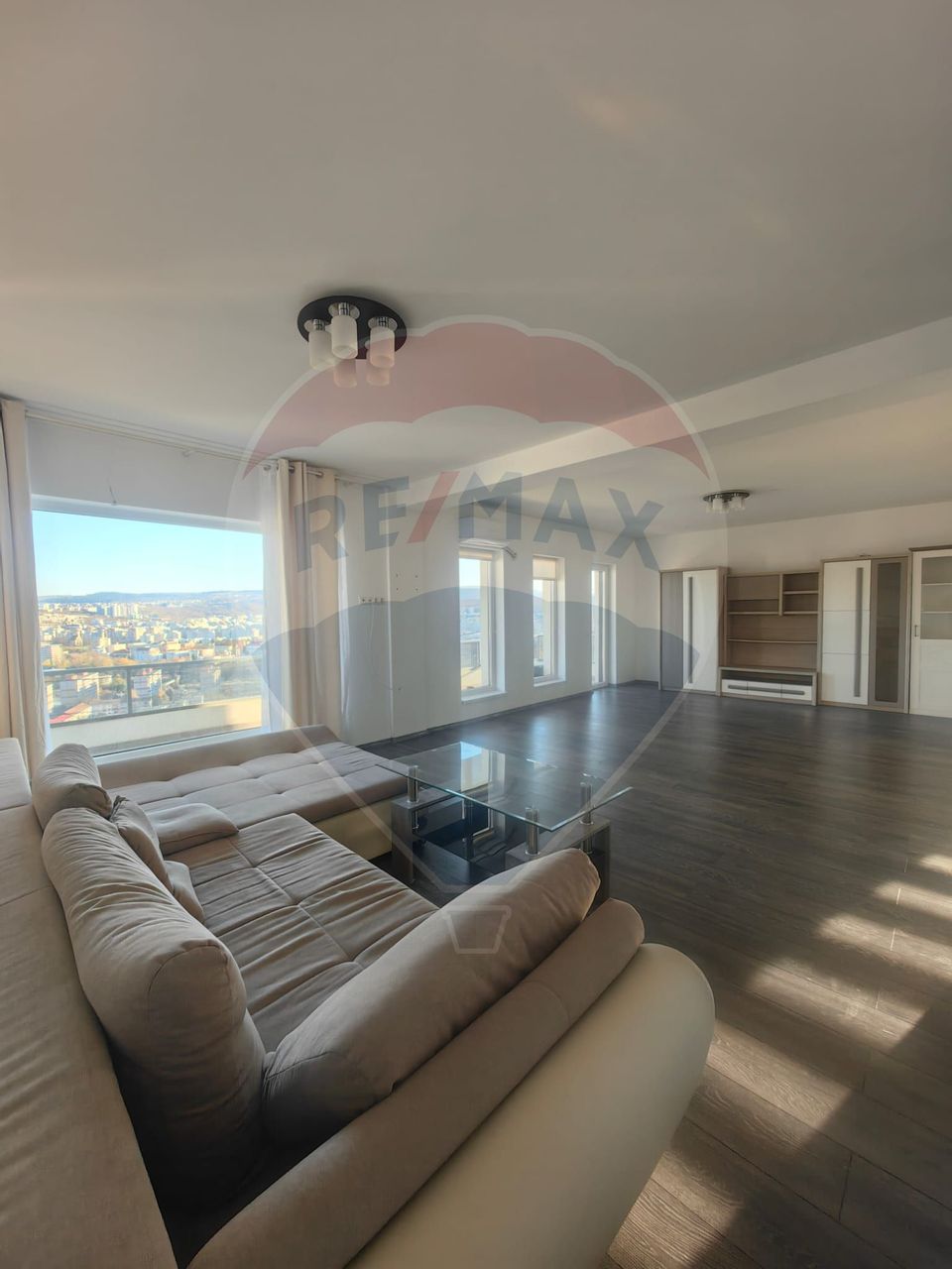 Casă tip duplex 4 camere de inchiriat