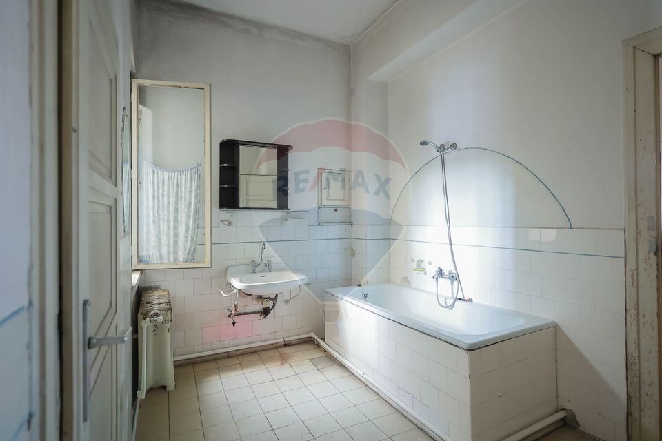 Casă Evreiască de Vânzare, Singur în Curte în zona Ultracentral