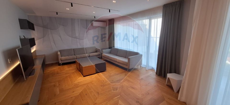 Apartament tip penthouse, 3 camere semidecomandat,  zona Bună Ziua