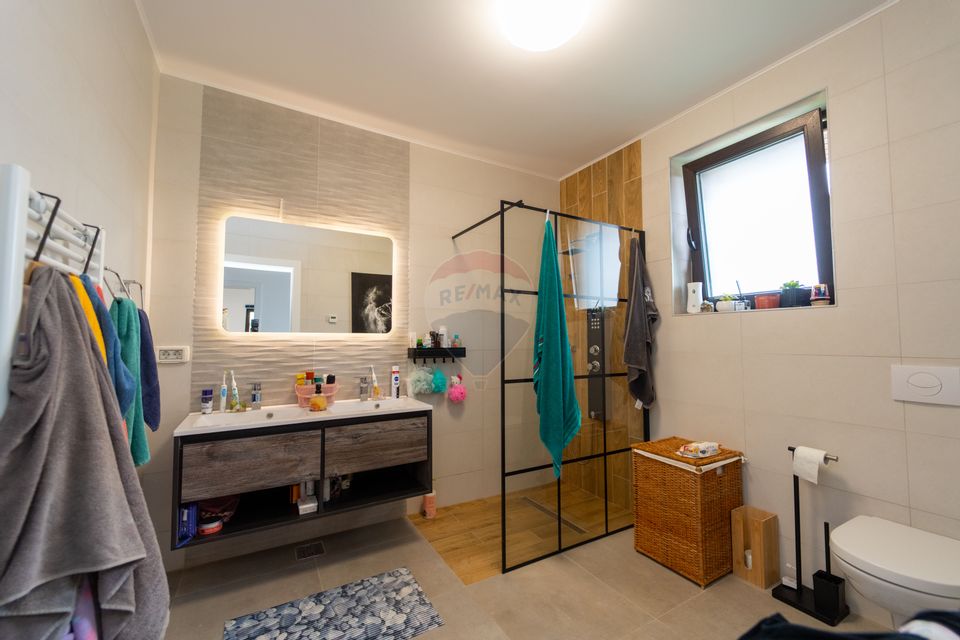 Casă individuală cu 4 camere - de vânzare în Hărman, Brasov
