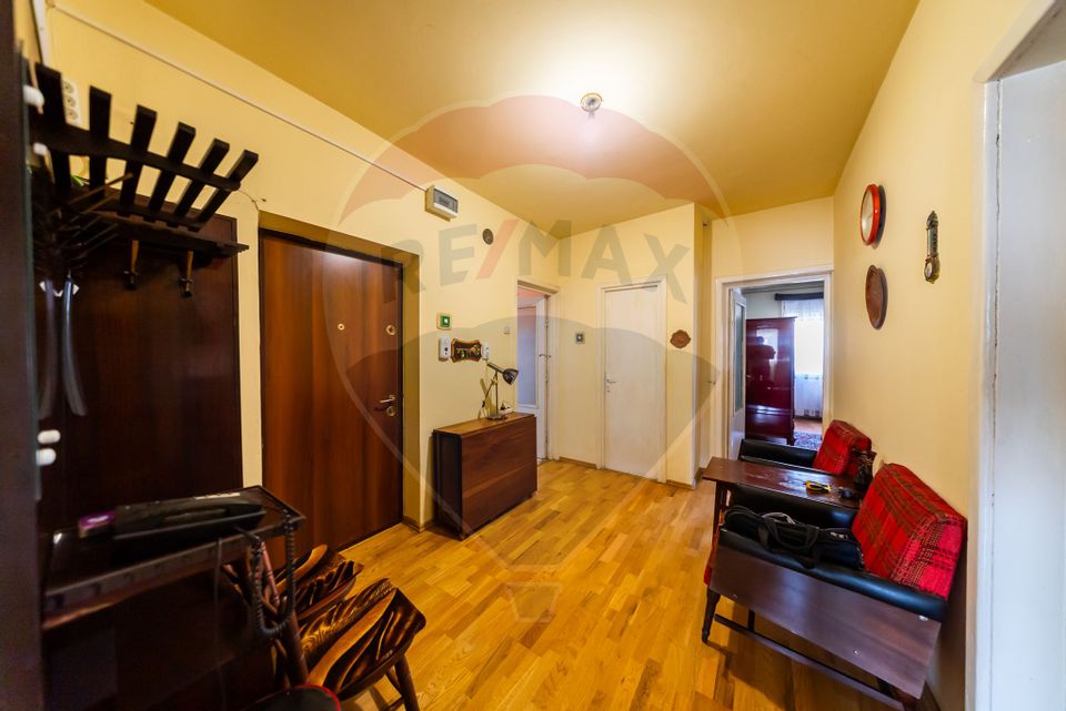 Apartament cu 4 camere, decomandat in zona centrala