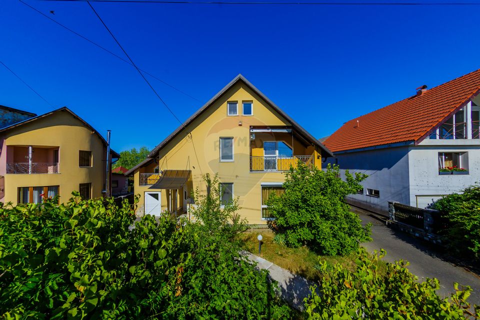 Casă cu 7 camere de vânzare la drumul principal cu 2 intrari