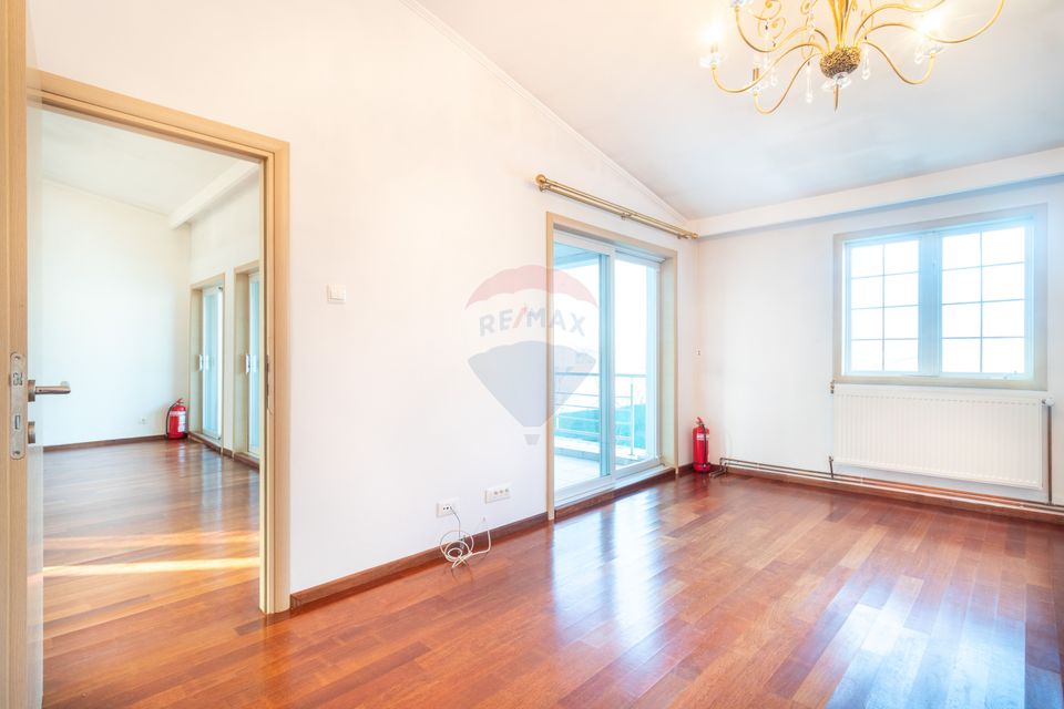 Vanzare Vila 5 camere cu semineu, piscina si priveliste lac piscicol