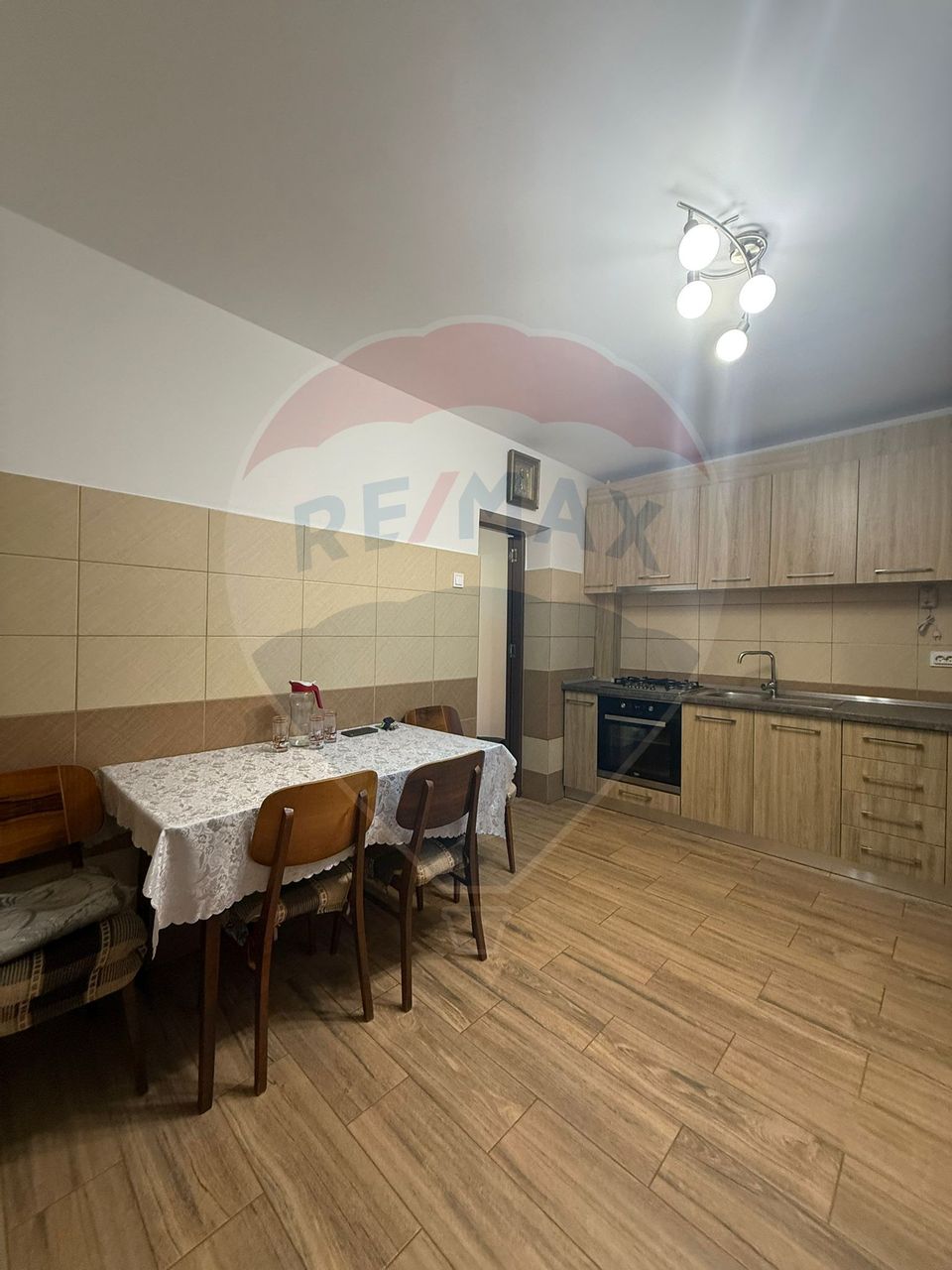 Apartament cu 3 camere de închiriat în zona Central