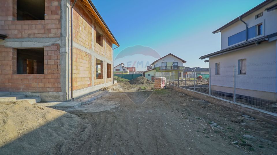 Villa in red, with 823sqm land in Cristian, Str C-tin Brâncoveanu