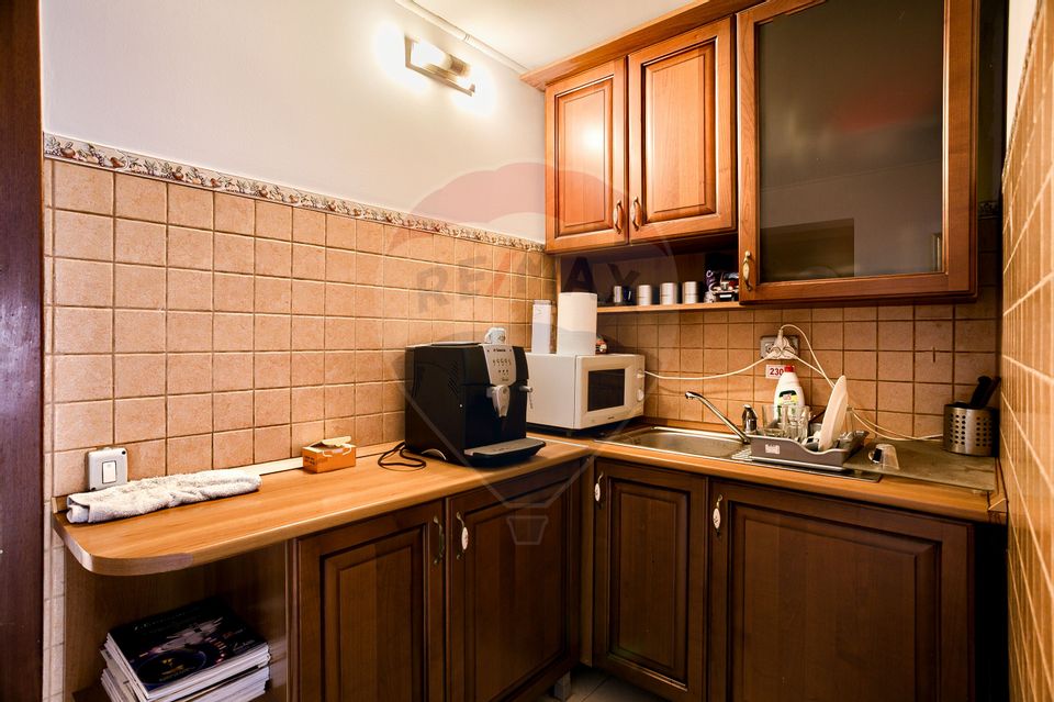 Apartament cu 4 camere de vânzare în zona Intim