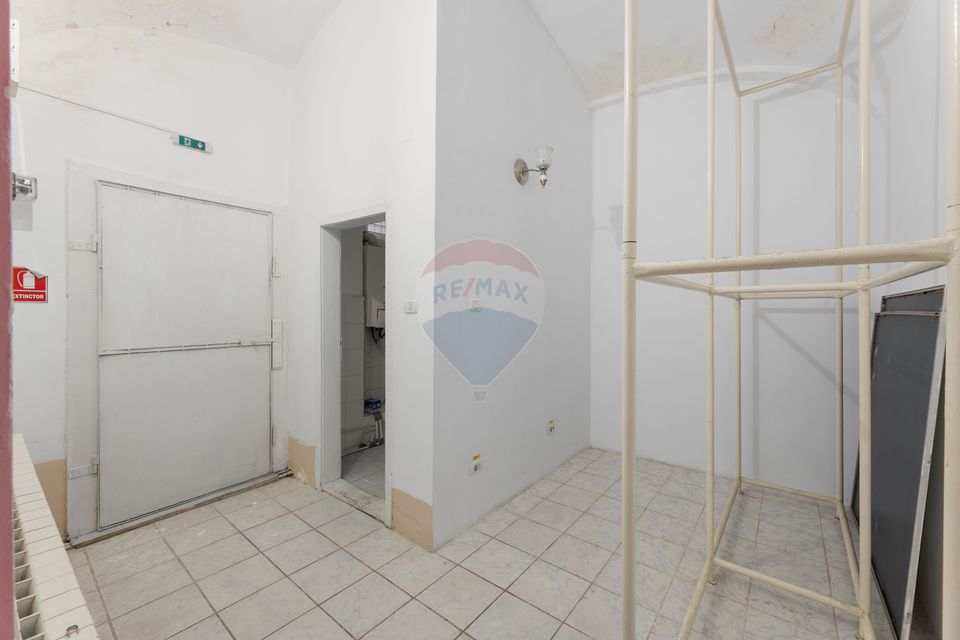 80sq.m Commercial Space for rent, Central area