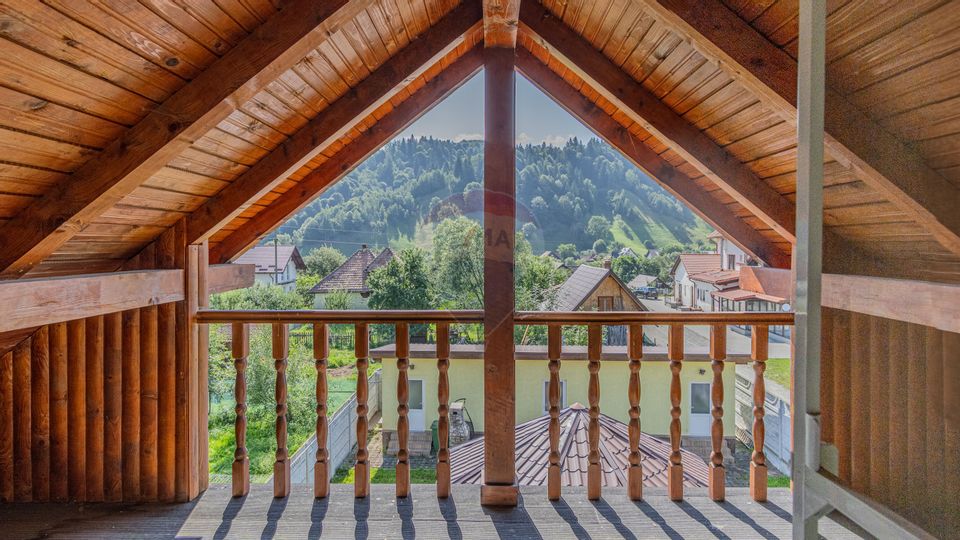 Casă / Vilă cu 10 camere de vânzare in Moieciu de Jos